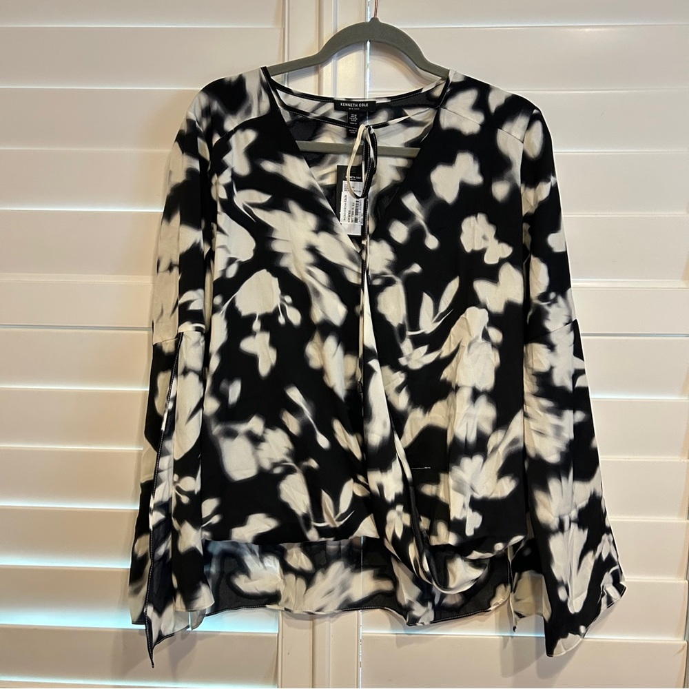 Kenneth Cole Split Neck Abstract Print Blouse Black White Size Medium